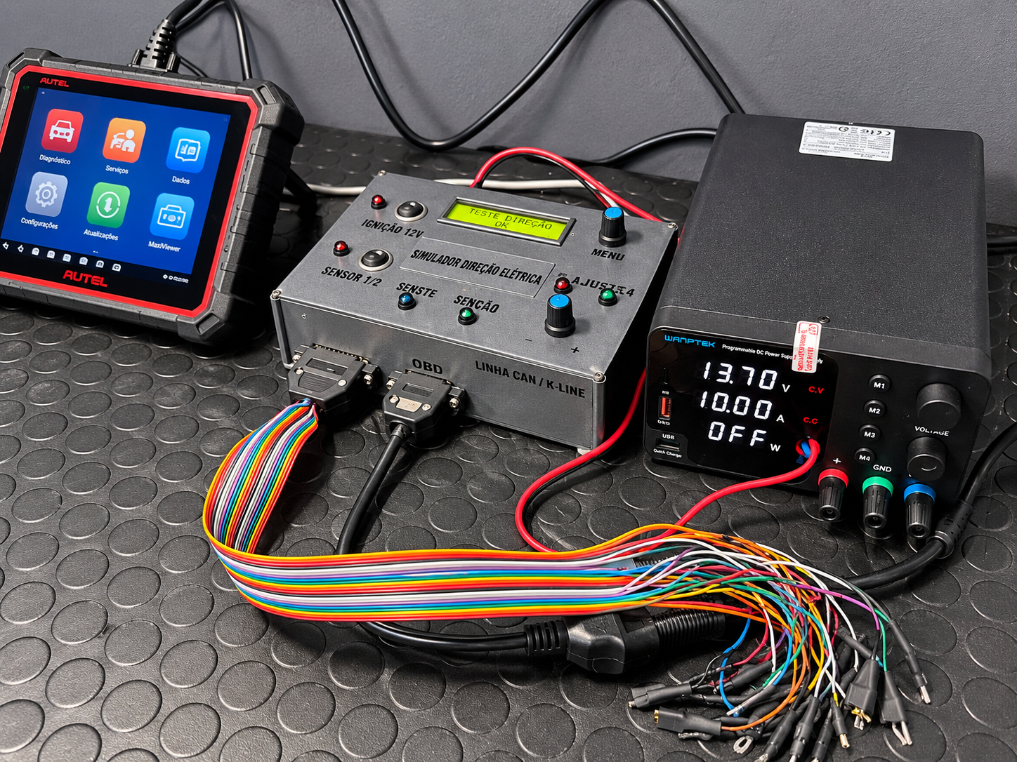 Scanner, simulador de direção elétrica e fonte de alimentação na bancada de testes